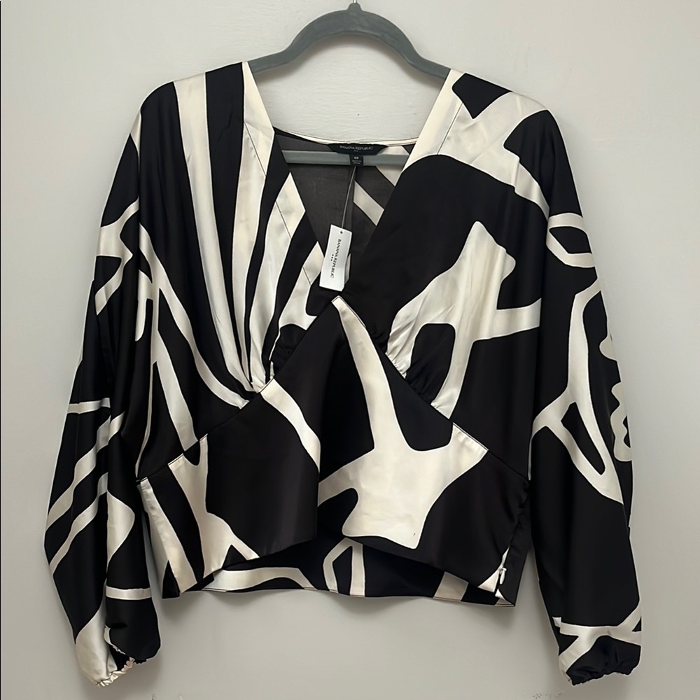 Banana Republic Black and White Cropped Blousant-Sleeve Top